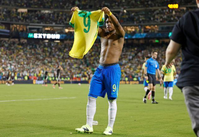 Endrick comemorando gol na seleção brasileira