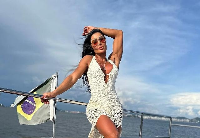 Gracyanne Barbosa posa em frente ao mar