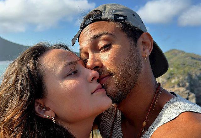 Larissa Manoela e André Luiz Framback tiram selfie juntos