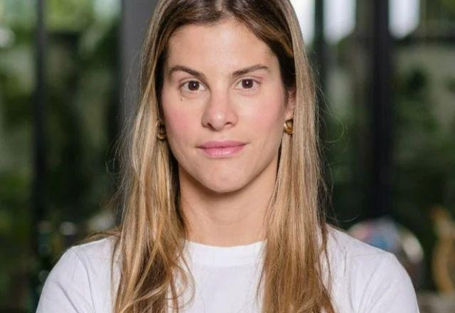 Shantal Verdelho posa olhando para a frente e usando camisa branca