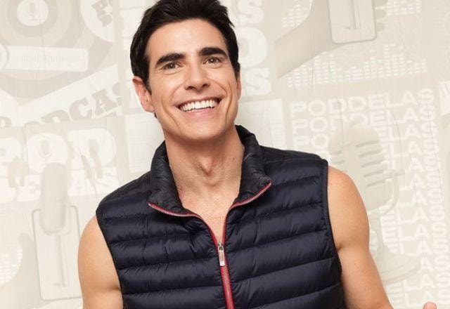 Reynaldo Gianecchini posa sorrindo em podcast