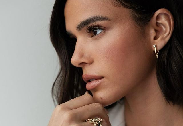 Bruna Marquezine posa de perfil com a mão no queixo