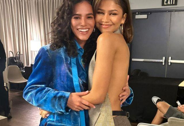 Bruna Marquezine posa abraçada e sorrindo com Zendaya