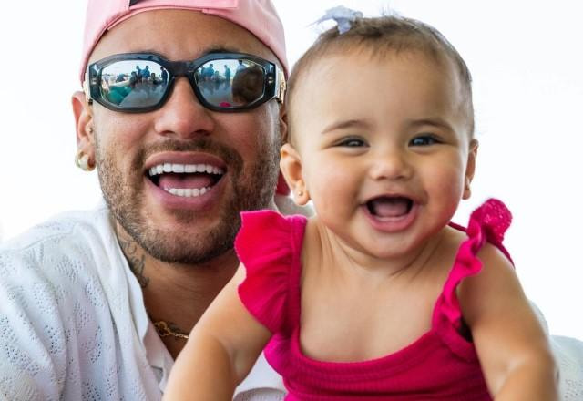 Neymar e Mavie posam sorrindo juntos