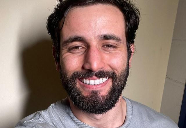 Matteus Amaral tira selfie sorrindo