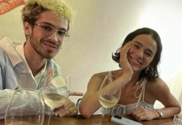 Bruna Marquezine e João Guilherme posam juntos em restaurante
