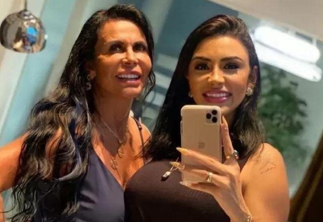 Jenny Miranda ao lado de Gretchen, as duas estão tirando uma selfie no espelho