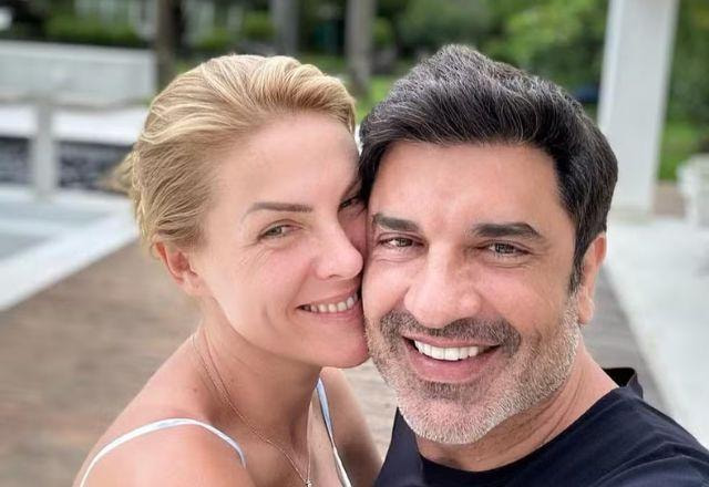 Ana Hickmann abraçada com Edu Guedes, ela vestida com uma blusinha branca e ele com uma camisa preta