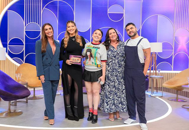 Nicole Bahls, Virginia, Mari Fernandez, Margareth Serrão e Lucas Guedez posam juntos para foto.