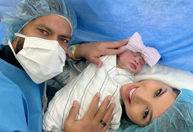 Hulk, Aisha e Camila após o parto