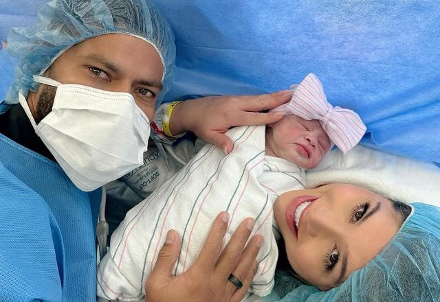 Hulk, Aisha e Camila após o parto