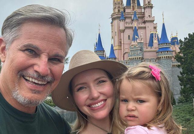 Edson Celulari, Karin Roepke e Chiara em selfie na frente de um parque de diversão da Disney