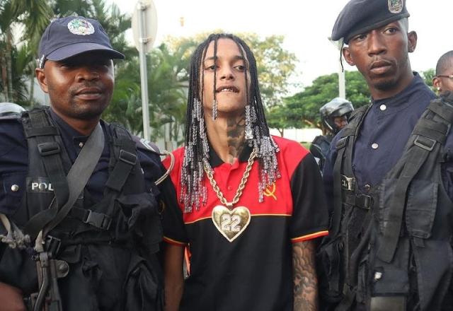 Oruam ao lado de dois policiais
