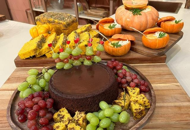 Pão de cenoura, creme de abóbora com requeijão e bolo fondue de chocolate