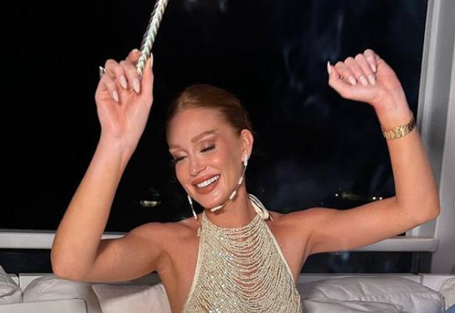 Marina Ruy Barbosa durante festa de aniversário.