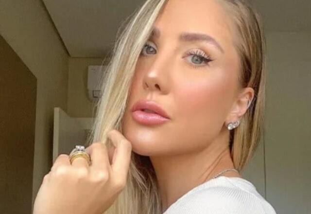 Bruna Manzon posa pra foto