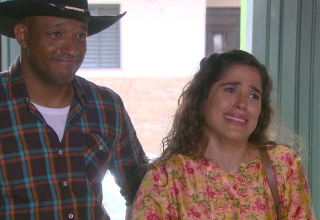 Inácio, com camisa xadrez verde, com expressão de emocionado, ao lado de Diana, que está com uma blusa floral em tons de laranja e rosa, e chorando bastante