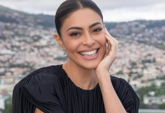 Juliana Paes posa para foto