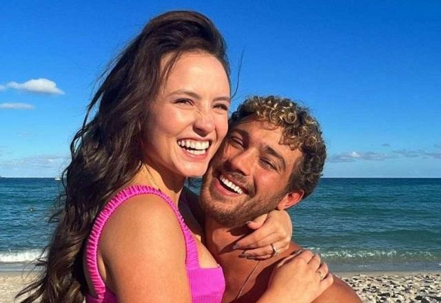 Larissa Manoela e André Frambach na praia