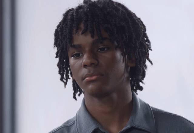 Romeu olha com cara séria para Julieta