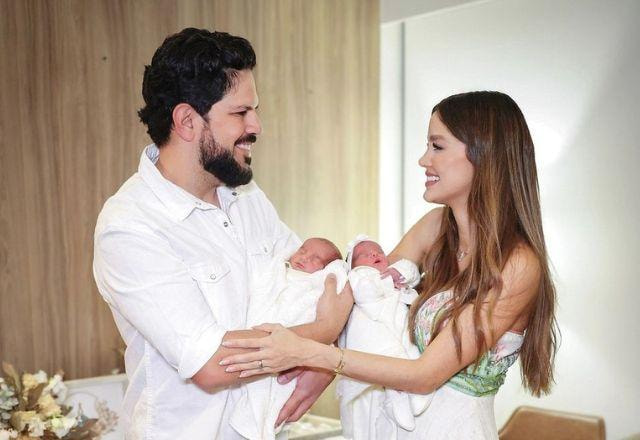 Sorocaba e Biah Rodrigues  celebram primeira noite em casa com gêmeos