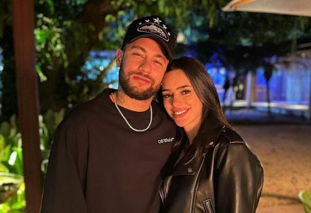 Bruna e Neymar posam para foto