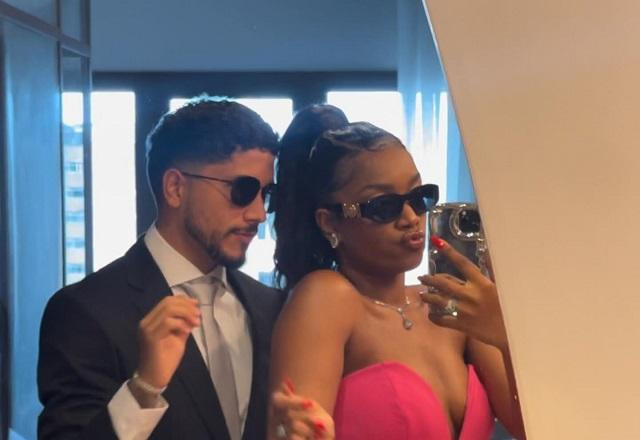 Iza e Yuri Lima posam para foto no espelho