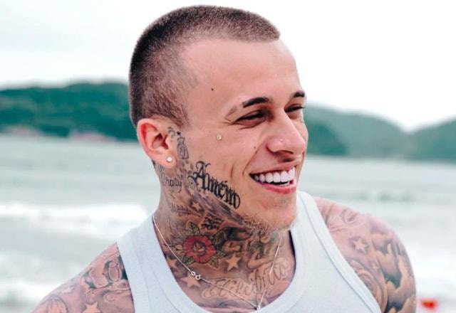 MC Pedrinho posa sorrindo para foto.