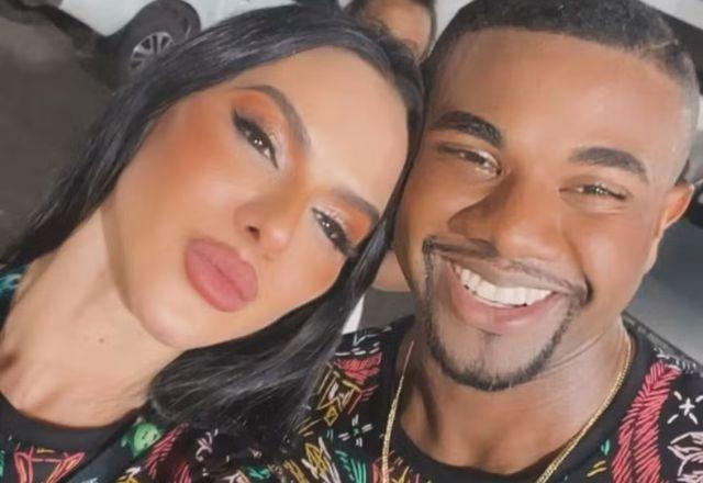 Tamires Assis e Davi Brito posando juntos para uma selfie