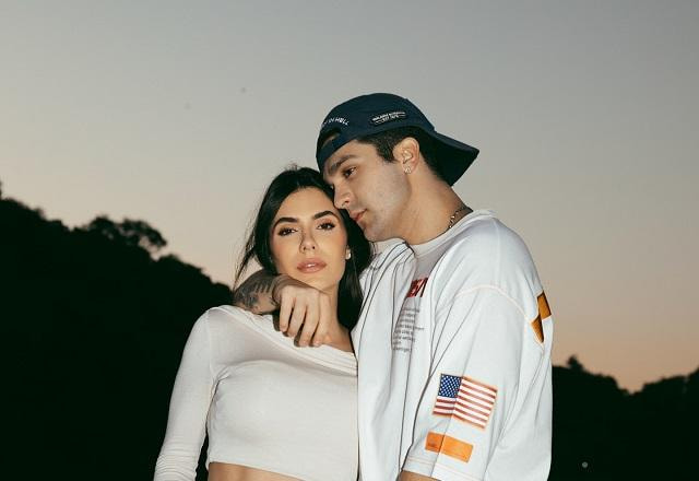 Jade e Luan posando para foto