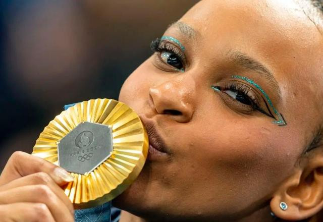 Rebeca Andrade beija a medalha de ouro olímpica