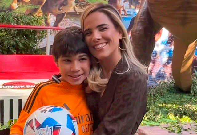 wanessa e filho abraçados