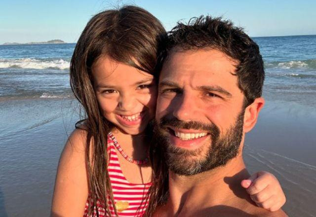 Zoe, filha de Sabrina Sato e Duda Nagle, encanta seguidores em dia de praia com o pai