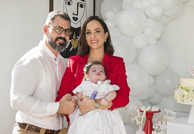 Juliano Cazarré e Letícia Cazarré com Maria Guilhermina