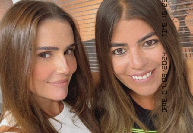 Foto com Deborah Secco e Raquel Pacheco, ambas olhando para a câmera e sorrindo