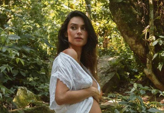 Thaila Ayala com um roupa branca mostrando o barrigão de grávida