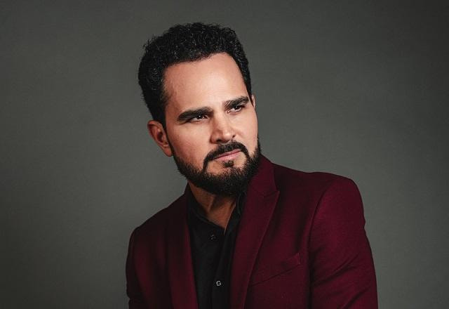 Luciano posa para foto