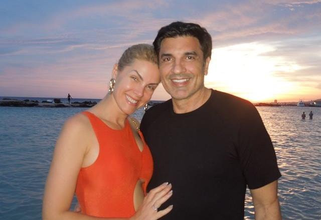 Ana Hickmann e Edu Guedes posam para foto