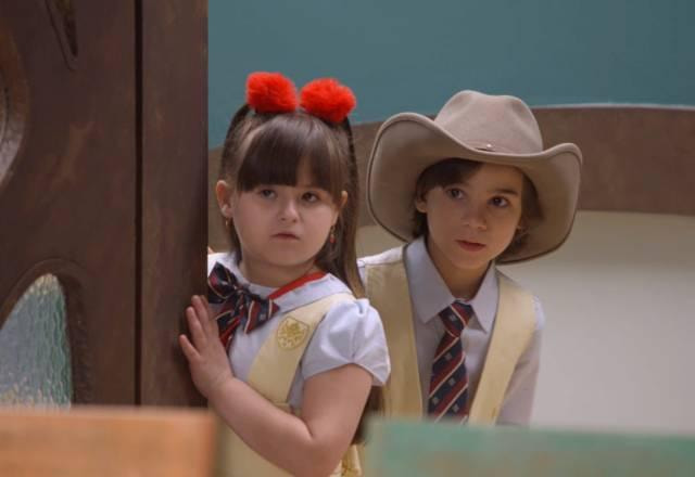 Nina e Benjamin espiam por trás da porta