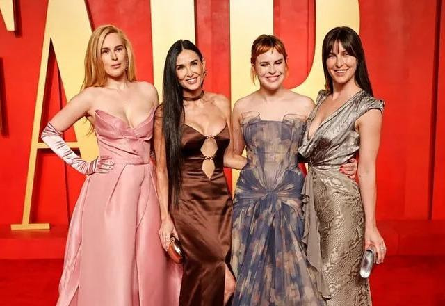 Foto com Demi Moore e suas filhas Rumer, Scout e Tallulah, todas vestidas para festa