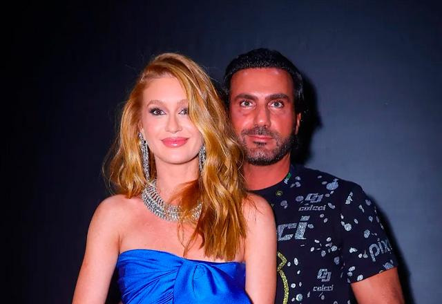 Marina Ruy Barbosa e Abdul Fares posam juntos para foto.