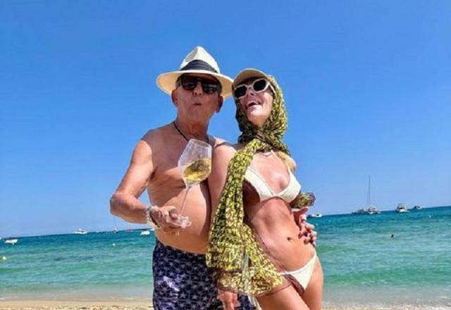 Galvão Bueno e esposa em foto