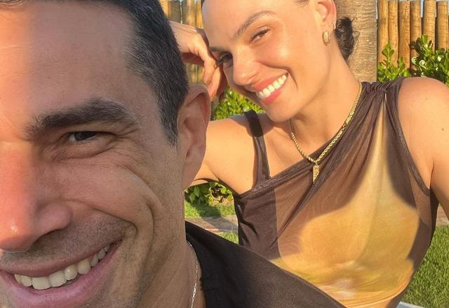 Foto com Isis Valverde e Marcus Buaiz sorrindo