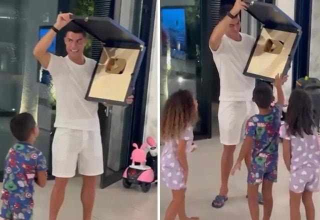 Montagem com fotos de Cristiano Ronaldo mostrando placa de 1 milhão de inscritos no Youtube a seus filhos