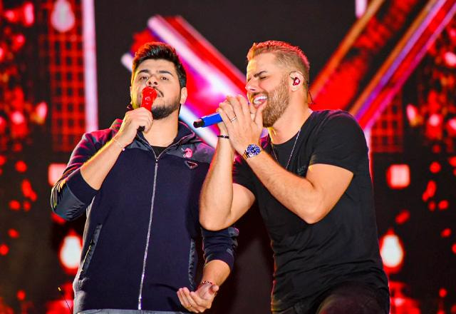 Zé Neto e Cristiano juntos durante show.