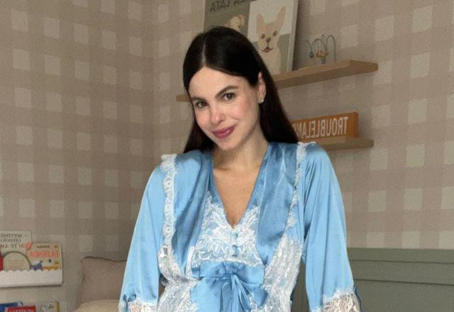 Sthefany Brito posada com um roupão de seda azul e branco