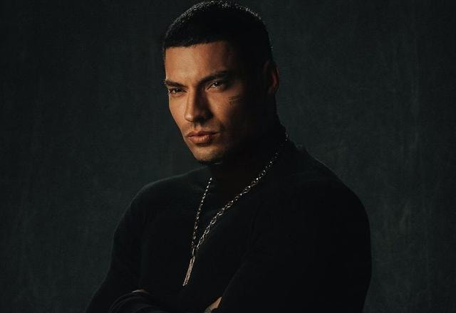 Foto de Filipe Ret vestido de preto e com expressão séria