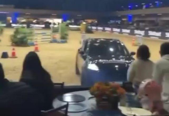 Motorista bate carro durante evento de hipismo