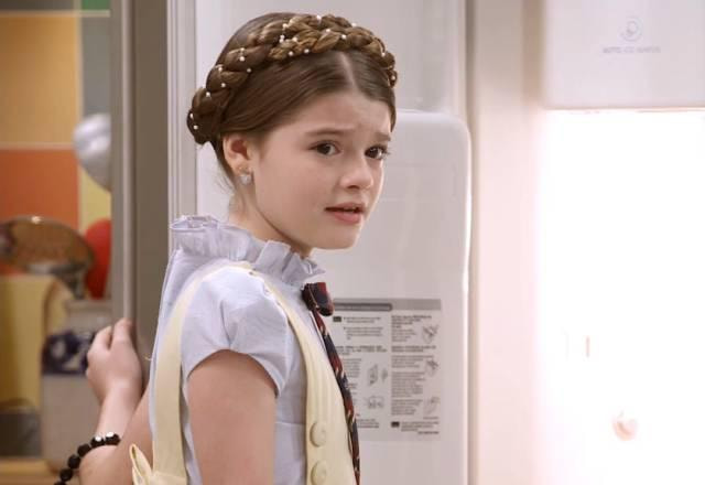 Lavínia abre o freezer com cara de assustada