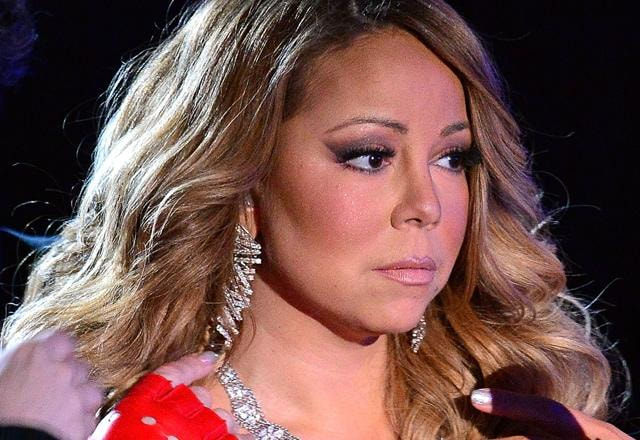 Foto a cantora Mariah Carey com a face triste, expressão triste